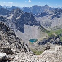 Blick vom Gipfel Richtung Süden, im Vordergrund der Schiefersee mit Schieferspitze.