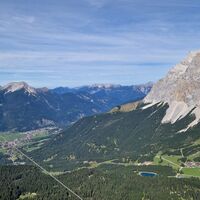 Ausblick vom Gipfel nach Norden, in der Bildmitte hinter Ehrwald der Daniel.