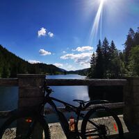 Fahrrad mit dem Hubertussee im Hintergrund