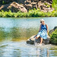 Junge blonde Frau am Ufer des Hebalmsees