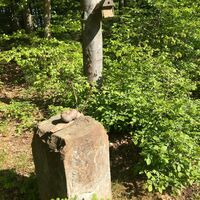 Kleinkunst und Grenzstein zwischen Höringen und Menhir Hinkelstein