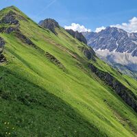Das Lagjoch und hinten die Zwickspitzen.  Der Weg verläuft nun rechts (Westseite) am Hang entlang.