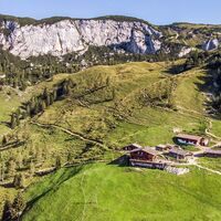 Blick auf die Dalfaz Alm, dahinter das Klobenjoch