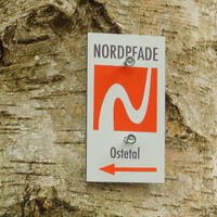Markierungszeichen des NORDPFADES Ostetal