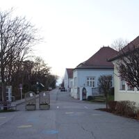 bei Volks- und Hauptschule vorbei