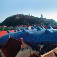 Blick auf das Grazer Kunsthaus und den Schloßberg