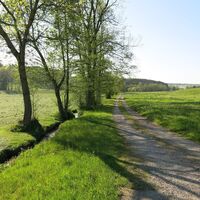 Blick auf das Bächlein "Schwelk" und die umliegenden Wiesen