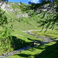 Den Fleißbach überquerend geht es nun bergan.