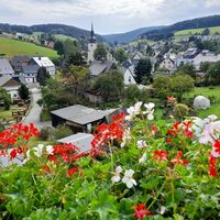 Blick vom Balkon auf das Köhlerdorf Sosa