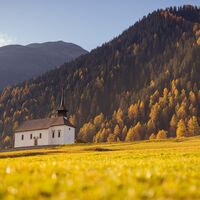 Die Kapelle im Ritzinger Feld im goldenen Herbst