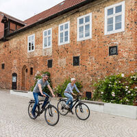 Radfahrer am Kloster Ebstorf