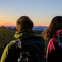 Wanderer auf dem Sauerland-Höhenflug in der Morgensonne