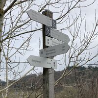 Wanderschilder am B2 in Boemighausen