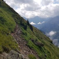 Seilversicherung (Vordergrund) und neu angegrabener Weg unterhalb des Krahbergzinken