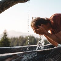 Erfrsichung am Brunnen vor der Holzalm