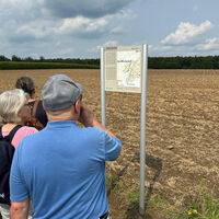 Wandergruppe an Infotafel
