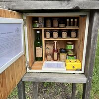 Nicht ohne zuvor das Sortiment des 'Honigkastls am Pfalzberg' zu sondieren. Die Ribiselmamlad wurds!