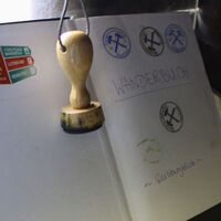 Wanderbuch und Stempel in der Schutzhütte am Wartburgblick