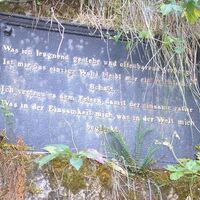 Tafel 2 über der Höhle