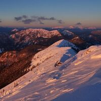 Wir fahren mit den Skiern zurück an der Hütte vorbei und weiter bis zum Ende des Kamms.