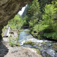 Mit zunehmender Dauer ändert sich der Charakter der Weißbachschlucht.