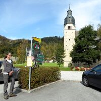 Zwei wichtige Orte mit Anschlussmöglichkeit in Oberscheffau: die gotische Pfarrkirche und die Bushaltestelle.