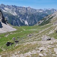 Blick auf die grasige Ebene unterhalb vom Gufelsee, hier gibt es jede Menge an Murmeltieren.