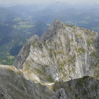 Rückblick auf die mächtige Maukspitze; Auf- und Abstiegsweg sind gut zu erkennen