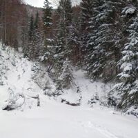 Bei der Straßenkehre gerade über Furt