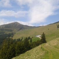 Auf dem Weg zum Brendl-Stadl, im Hintergrund Roßbachalm-Pussordkogel