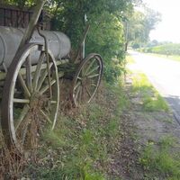 Historischer Wasserwagen am Wegesrand