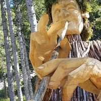 ...und zum Schluss der Musikofen. (Seine sanfte Melodie ertönt, wenn man einen Knopf an einer Stange davor drückt.)