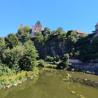 Blick von der Staumauer zur Burgruine Hals