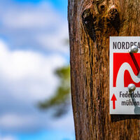 Markierungszeichen des NORDPFADES Federlohmühlen