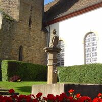 Löwenbrunnen vor der St. Salvator Kirche Kallstadt