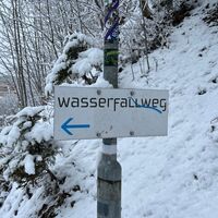 Schild mit Hinweis links auf den Wasserfallweg abzubiegen
