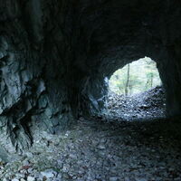 links oberhalb der Klamm ist nach ein paar Metern diese kleine "Höhle" zu entdecken