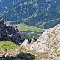 Aufstieg nach oben, leichte Kletterei und Wegsuche.