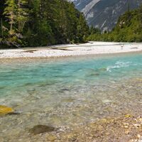 Wanderung zur Scharnitzer Alm - Isar mit sehr blauem Wasser.jpg