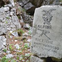 Zeugnisse des Ersten Weltkriegs auf dem Weg in Richtung Dosso Alto