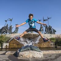 Sportliches Kind vor dem Nibelungendenkmal Tulln