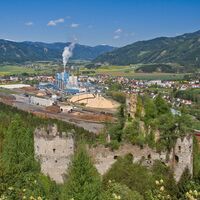 Blick in das Tal von Pöls in Richtung Norden, im Hintergrund der Windpark Oberzeiring und die noch vom Schnee bedeckten Gipfel der Niederen Tauern.