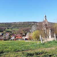 Blick auf die Hörselberge vor der Lutherkirche in Kälberfeld