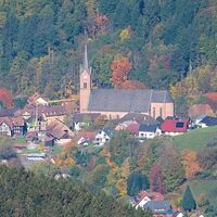 Blick vom Brandenkopfturm zur St. Gallus-Kirche in Oberharmersbach (4,3 km)