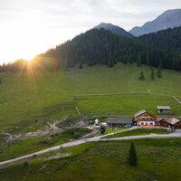 Drohnenaufnahme Hämmermoosalm bei Sonnenuntergangsstimmung.jpg