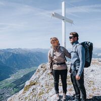 Wanderer am Gipfel der Hohen Munde