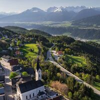 Reith Wiesenweg im Frühling - Drohnenaufnahme Reith mit Blick ins Inntal.jpg