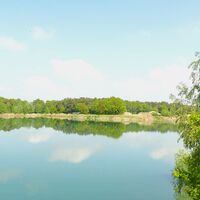 Seitenansicht vom Baggersee am Ortholz mit Spiegelung