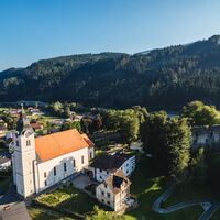 Kunigundkirche am Fuße der Burgruine Gomarn in Bad St. Leonhard