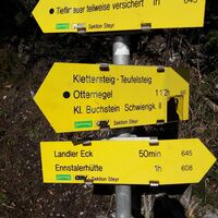 Wegweiser am Höhenweg (hier kommt man vom Normalweg wieder auf den Höhenweg)